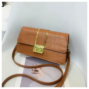 Borsa a tracolla marrone da donna con motivo coccodrillo e chiusura metallica.
