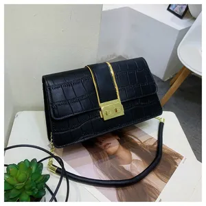 Elegante borsa a tracolla nera da donna con stampa coccodrillo e chiusura metallica dorata.