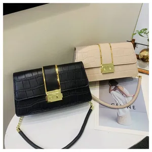 Elegante borsa a tracolla da donna con motivo coccodrillo e chiusura in metallo.