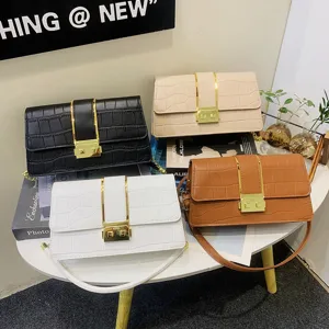 Borsa a tracolla da donna monocolor elegante con chiusura in metallo per ogni giorno.