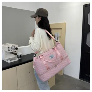 Große gesteppte Reisetasche mit doppeltem Stauraum und praktischem verstellbarem Schultergurt.