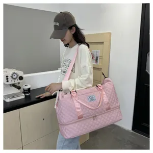 Große rosa gesteppte Reise-Duffle-Bag mit unterem Schuhfach für Damen und Wochenendtrips.
