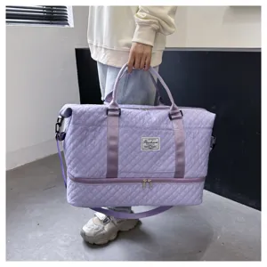 Nahaufnahme der großen, lilafarbenen gesteppten Reisetasche mit strapazierfähigen Nähten.