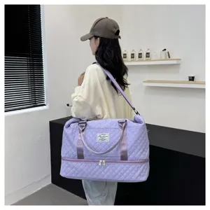 Detailansicht der großen Reisetasche mit Bodenfach und modischem Steppdesign für Damen.
