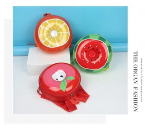 Detailansicht süßer kinderrucksäcke in fruchtform mit orangen, melonen und apfel designs.