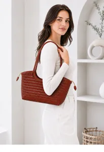 Gros plan d'un sac porté épaule en cuir tressé marron, élégant cabas pour le quotidien.