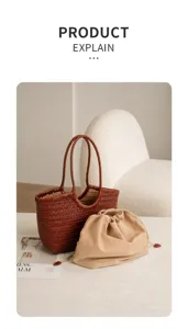 Vue détaillée du sac panier en cuir tressé avec pochette intérieure dans un décor.
