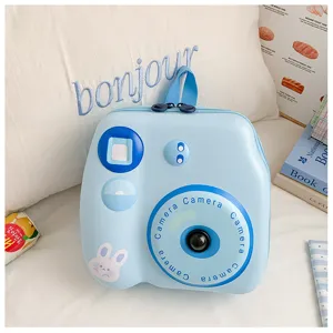 Detailansicht des 3D Kamera EVA Hartschalen Rucksacks fuer Kinder in blauem Kofferdesign.