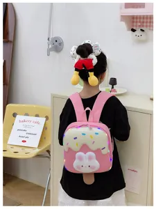 Rosa Kinderrucksack Detailansicht mit Eistüten Design, bunten LED Lichtern und weichem Hasen.