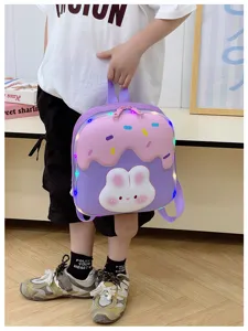 Süßer Cartoon Hase Dessert Kinder Rucksack Detail, praktischer Kleinkind LED Schulranzen.