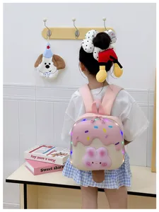 Detailansicht des süßen Kinder LED Dessert Rucksacks mit niedlichem Eiscreme Design.