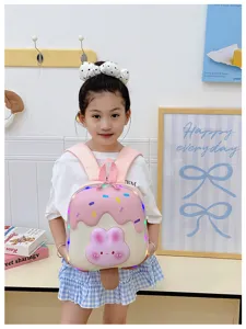 Kinder Eiscreme Rucksack Detail mit süßem Hasen Design, leuchtenden Rändern und Trägern.