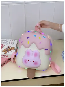 Detailansicht des süßen Eiskrem Kinderrucksacks mit LED-Lichtern und Hasen-Design.