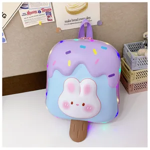 Nahansicht des süßen kinderrucksacks in eisform mit leuchtenden leds und hasenmotiv details.