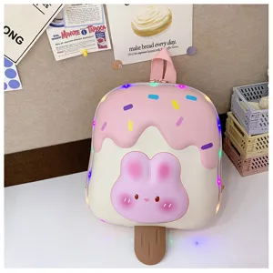 Detailansicht des süßen Kinderrucksacks in Eistüte-Form mit Hasen-Motiv und buntem LED-Lichtrand.