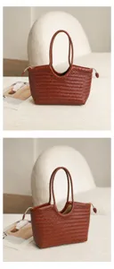 Détail de sac cabas tressé en cuir marron, sac rétro, design de panier artisanal élégant.