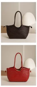Gros plan sur les details du sac cabas en cuir tisse avec des poignees tres elegantement.