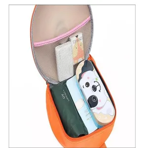 Oranger Kinderrucksack Innendetail, niedliche Hunde-Box und tragbarer Regenschirm.