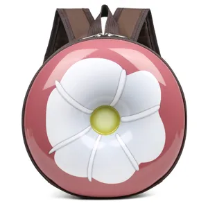 Süßer runder Kinderrucksack Detail, rosa Hartschale mit weißem Blumendesign, kleiner Schulranzen.