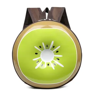 Detailansicht des niedlichen kinder rucksacks in kiwi obstform mit braunen schulterriemen.