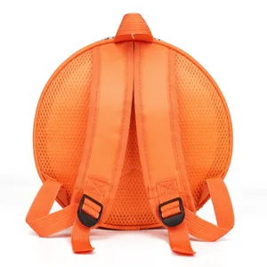 Rucksack Detailansicht mit orangefarbenen, atmungsaktiven Netz-Schultergurten und Schnallen.