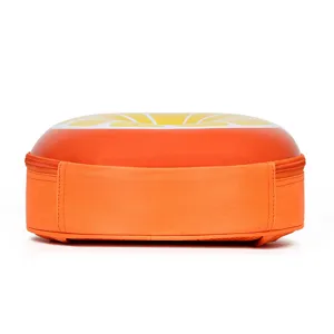 Detail des Kinder-Orangenschalen-Rucksacks mit süßem Fruchtscheiben-Design und robustem Reißverschluss.