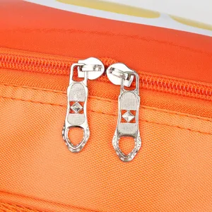 Kinder Rucksack Reißverschluss Detail, süßes Frucht Motiv Schultasche Nahaufnahme für Kinder.