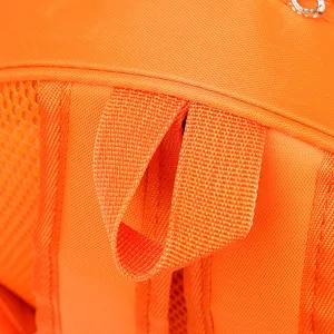 Detailansicht von leuchtend orangen Kinderrucksack Trägern und atmungsaktivem Mesh Stoff.