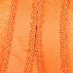Orangerucksack atmungsaktiver Mesh Schultergurt Detail, langlebige Stofftextur Nahansicht.