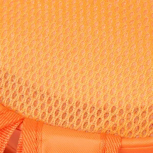 Nahaufnahme des leuchtend orangefarbenen atmungsaktiven Mesh-Stoffes und Gurts des Rucksacks.