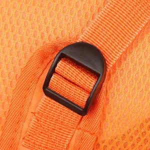 Nahaufnahme des atmungsaktiven orangen Mesh-Rucksack-Schultergurts mit verstellbarer Schnalle.