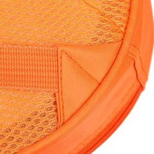 Orangener Netz Kinder Rucksack Detail Nahaufnahme, atmungsaktiver Stoff Schultasche.