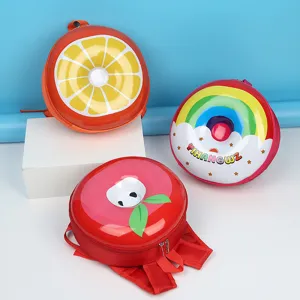 Nahaufnahme der niedlichen Kinderrucksack-Modelle mit bunten Frucht- und Regenbogen.