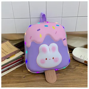 Detailansicht des niedlichen Eistüte-Rucksacks mit 3D-Hasengesicht und bunten LEDs für Kinder.