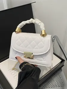 Élégant sac à bandoulière matelassé blanc pour femme, petite sacoche tendance et chic.