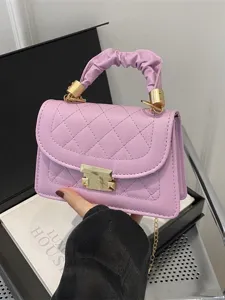 Vue détaillée d'un sac à bandoulière matelassé mauve élégant avec poignée plissée.