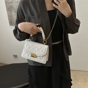 Sac à bandoulière matelassé blanc élégant pour femme, petit sac tendance avec poignée chic.