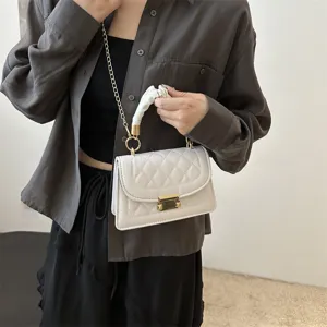 Vue en gros plan du sac bandoulière matelassé tendance avec poignée froncée et quincaillerie dorée.