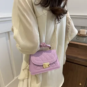 Sac à bandoulière matelassé pour femme, élégant sac à main décontracté en violet tendance.