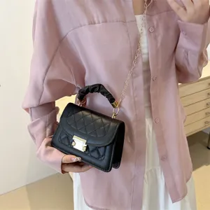 Vue détaillée du sac à main matelassé pour femme, design élégant en cuir noir chic.