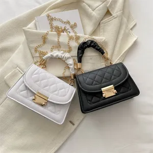 Sac à main matelassé avec poignée froncée et chaîne dorée, sac bandoulière élégant.