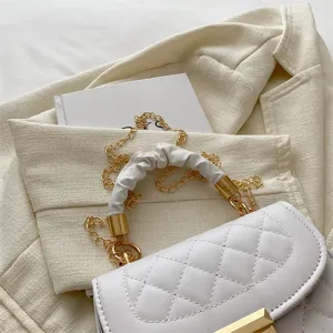 Sac bandouliere matelasse blanc avec poignee froncee et quincaillerie dooree chic femme.