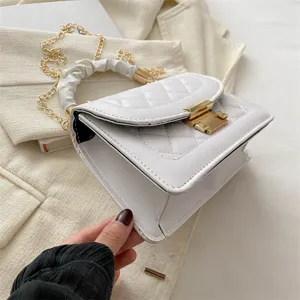 Joli sac bandoulière matelassé blanc d'été avec chaîne et élégante poignée froncée.