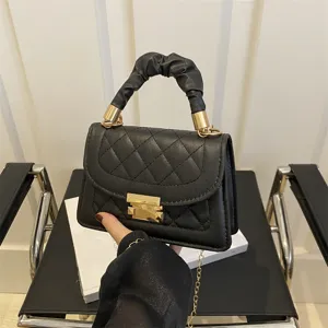 Sac à bandoulière matelassé noir, élégant petit sac croisé avec fermoir métallique chic.