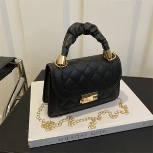 Sac a bandouliere noir matelasse chic pour femme, sac elegant parfait pour la saison estivale.
