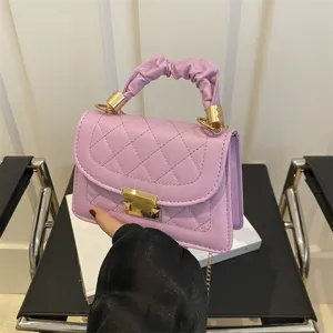 Sac à bandoulière matelassé violet clair pour femme, sac à main tendance avec poignée.