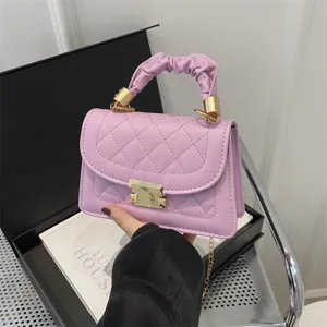 Sac à main matelassé violet chic avec poignée froncée tendance et détails dorés pour femmes.