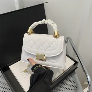 Élégant sac bandoulière matelassé blanc avec chaîne dorée et poignée froncée tendance.