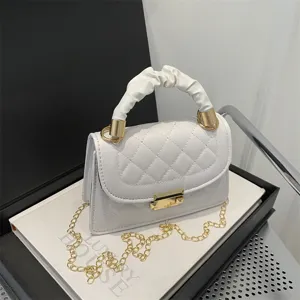 Vue détaillée du sac à bandoulière matelassé blanc avec chaîne et élégante poignée froncée.