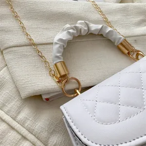 Sac a main matelasse blanc avec chaine dorees et poignee froncee pour femmes tendance.